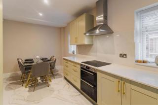 2BR Gem, Private Parking & Private Garden - 8