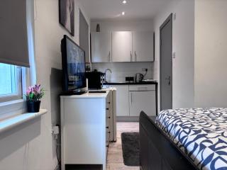 Romford Cosy Studio Flat - 5