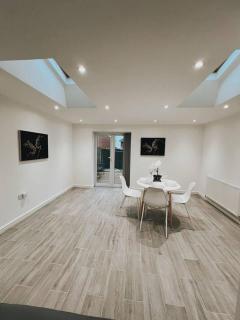 Stunning 3-Bed House in Oldbury - Birmingham - 1
