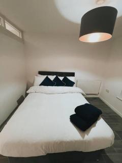 Stunning 3-Bed House in Oldbury - Birmingham - 7