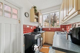Premium Offers l Last-Minute Escape l on 3-Bed House Near Leicester City Centre l Free Wi-Fi & Parking l Sleeps 6 l Invicta Stays Short Lets & Serviced Accommodations - Leicester - 1