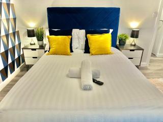 Sleek Urban Getaway - Parking Space - New Large Sofa Bed - Fast WiFi - 10 Minutes Walk to the Beach! - Bournemouth - 4