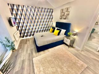 Sleek Urban Getaway - Parking Space - New Large Sofa Bed - Fast WiFi - 10 Minutes Walk to the Beach! - 8