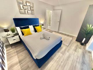 Sleek Urban Getaway - Parking Space - New Large Sofa Bed - Fast WiFi - 10 Minutes Walk to the Beach! - Bournemouth - 3