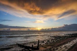 Central Village flat, close to beach - Milford on Sea - 2