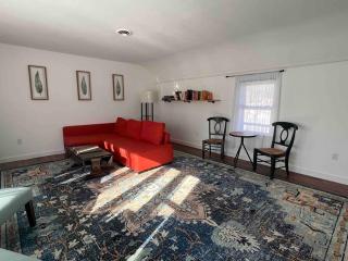 Bright Boho Apt in 18th c Berkshire Farmhouse - Lanesborough - 3