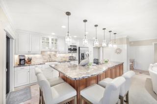 Breath-taking waterfront condo with pool/spa/tennis - 1