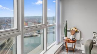 2 Bed Apartment in City Centre with River View - Belfast - 4