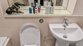 2 Bed Apartment in City Centre with River View - Belfast - 5