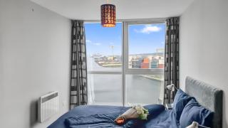 2 Bed Apartment in City Centre with River View - Belfast - 8