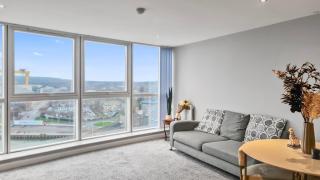 2 Bed Apartment in City Centre with River View - Belfast - 2