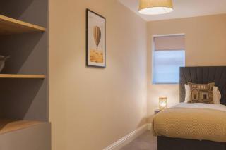 Modern 2 Bed Apartment - Allocated Parking - 1