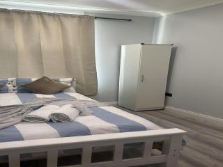 Studio-Sleeps 2-Pets Ok-Action Park & Stn Close - 9