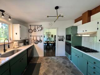 Spacious Retreat w/ Hot Tub. Perfect for Families - 9