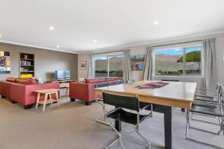 Mount Iron 'The Big House' 2 kitchens 2 living - Wanaka - 0