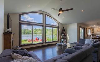 Four Season Waterfront Muskoka Retreat - 7