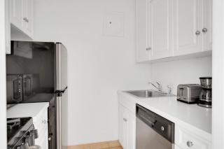 Midtown 1BR w Gym Doorman nr Grand Central NYC-748 - 4
