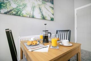 NEW! Luxury 1 Bed Apartment in Hartlepool City Centre by Stay With Us, Perfect for Couples & Contractors, FREE WI-FI! - Hartlepool - 2