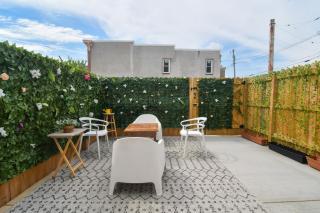 Beautiful Home w/ Rooftop Deck Within A 5 Mintue Walk To Johns Hopkins Hospital - Baltimore - 0