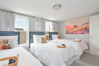 Beautiful Home w/ Rooftop Deck Within A 5 Mintue Walk To Johns Hopkins Hospital - Baltimore - 1