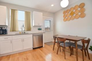 Beautiful Home w/ Rooftop Deck Within A 5 Mintue Walk To Johns Hopkins Hospital - Baltimore - 3