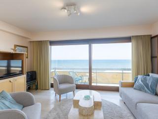 Spacious apartment with direct sea view - 9