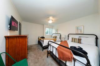 Bright & Cozy 2BR Family Suite Sleeps 6 with Private Balcony and Optional Parking Near Centennial Park & Broadway - 7