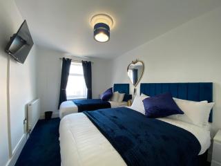 AQUARIUS APARTMENT - SEA VIEW - SLEEPS SEVEN - Blackpool - 0