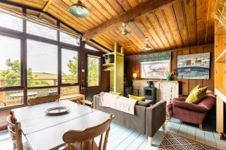 Coastal cabin, dog paradise, doorstep woodland walks, sea 5 mins by car - 3