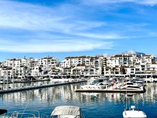Puerto Banus -4 till 8 persons - Parking - Beach at 100m - Marbella - 4