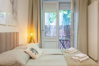 June C studio w/small balcony - 0