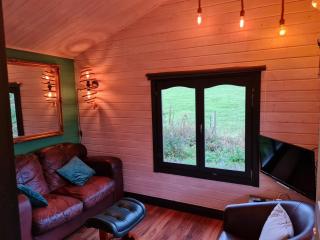 The Malvern Hills, Courtyard Cabins, Barbara Cabin - 3