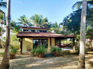 Ampla casa em condomínio à beira d' agua - Caravelas - 0