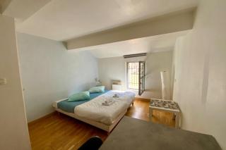 The Triplex- 3 bedrooms in the escutcheon! - 1