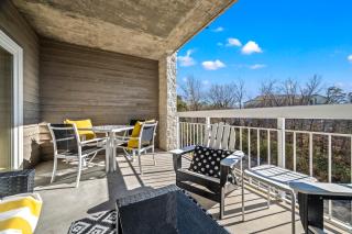 2 King BRs Balcony Resort Amenities Free Tix - Pigeon Forge - 3