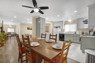Stunning Home · LA Main Attractions + Disneyland! - West Covina - 4