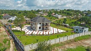 Immaculate 5-Bedroom Villa Garden in Dar es Salaam - Dar es Salaam - 5
