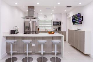 WALK to Hollywood Beach Spectacular 5BR and 5BA Villa - Hollywood - 3
