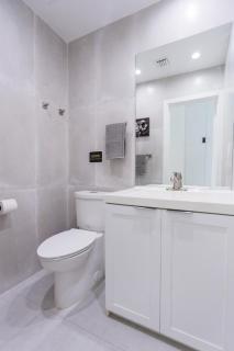 WALK to Hollywood Beach Spectacular 5BR and 5BA Villa - 1