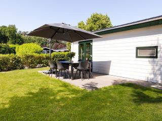 Beautiful chalet with a terrace, in a holiday park - Veldhoven - 1