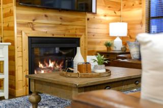 Luxury Lodge Near Lake - Hot Tub - Game Loft - Fireplace - 5