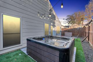 AccessibleGem 3BR Jacuzzi & Air Hockey Sleeps 13 Chinatown - 1