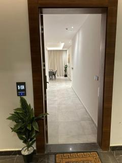 Three Bedroom Modern Apartment in Al Malqa - Riad - 6