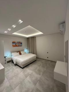 Three Bedroom Modern Apartment in Al Malqa - Riad - 2