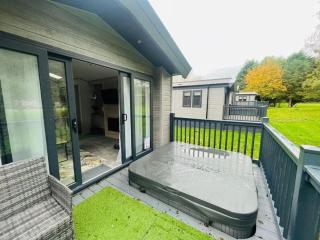 Wag Tail Lodge with Hot Tub - Barmby on the Moor - 2