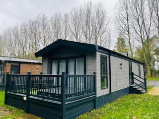 Wag Tail Lodge with Hot Tub - Barmby on the Moor - 0