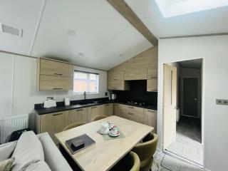 Wag Tail Lodge with Hot Tub - Barmby on the Moor - 1
