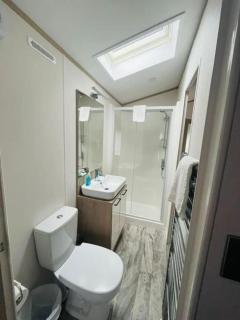Wag Tail Lodge with Hot Tub - Barmby on the Moor - 8