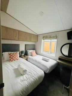 Wag Tail Lodge with Hot Tub - Barmby on the Moor - 7