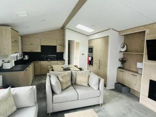 Wag Tail Lodge with Hot Tub - Barmby on the Moor - 4